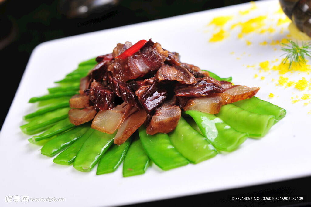 青椒配卤肉摆盘精致