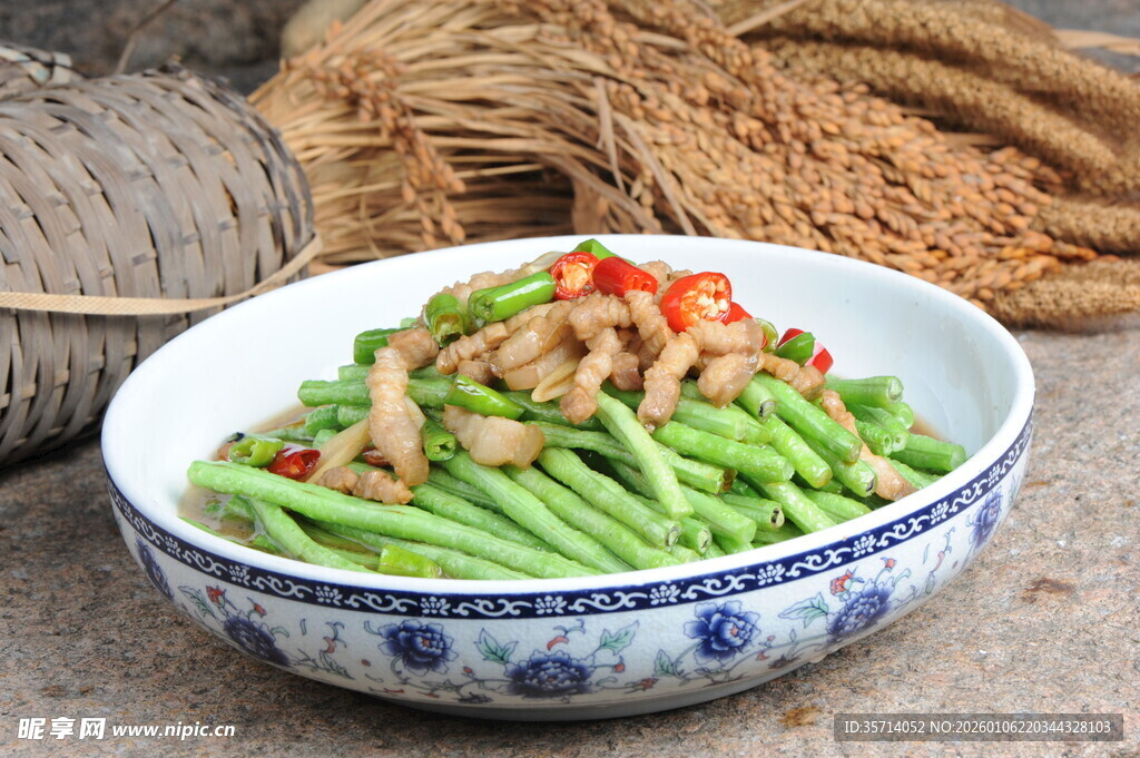 蓝白瓷碗中美味豆角炒肉