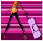 时尚女郎拖行李箱出行