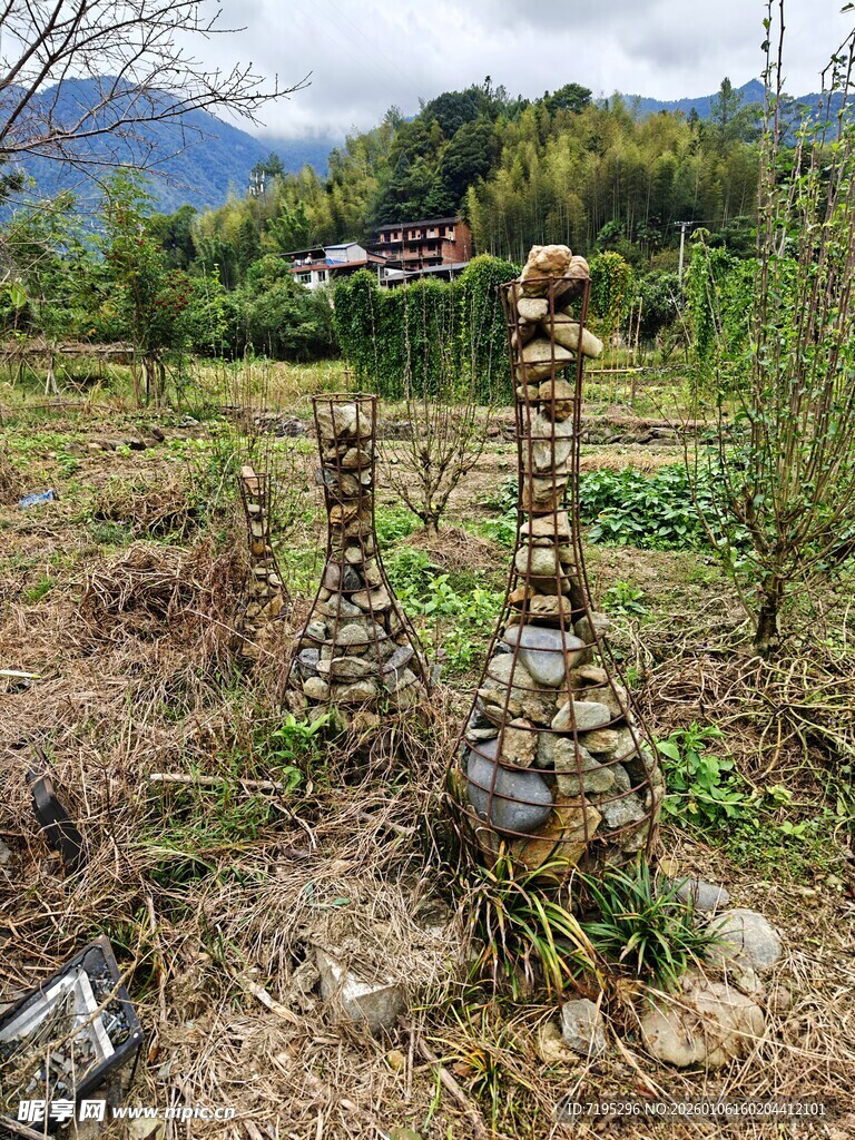 田园中的石头艺术造型