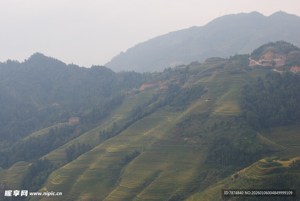 青山连绵的壮阔自然景观