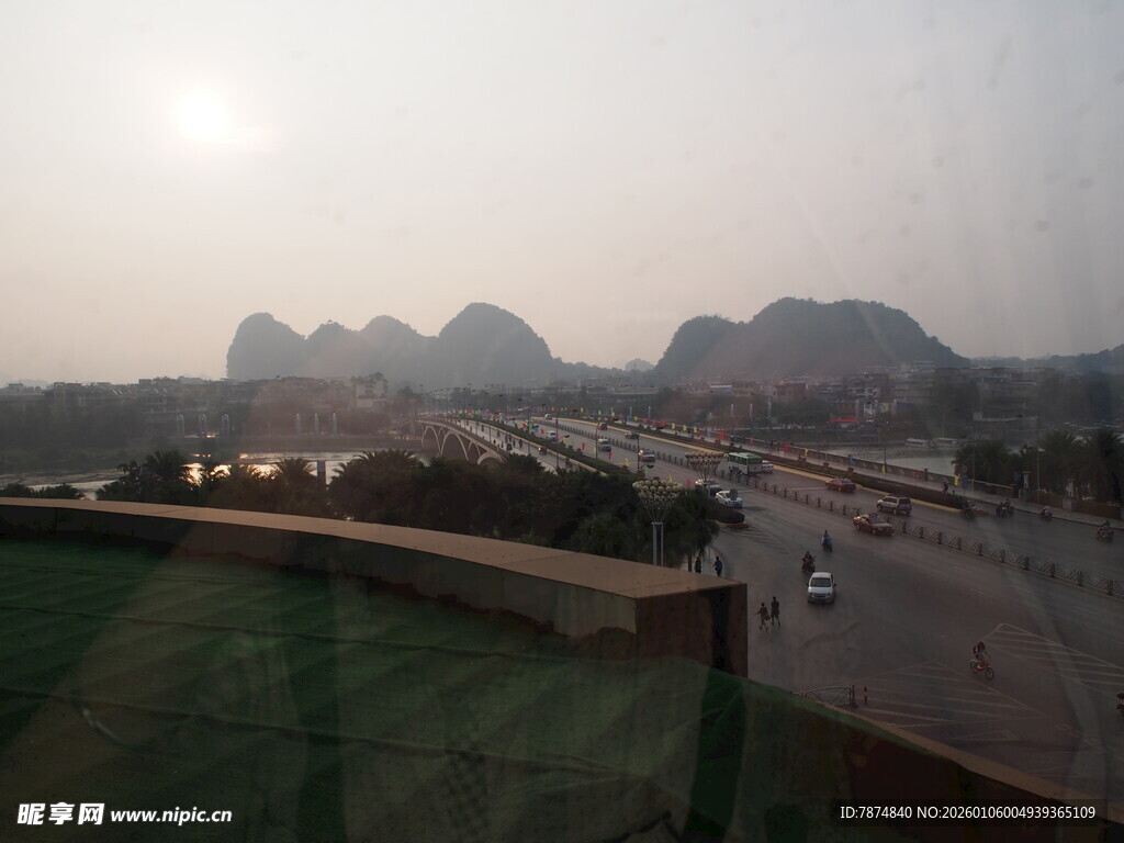 黄昏下的公路与远山景色