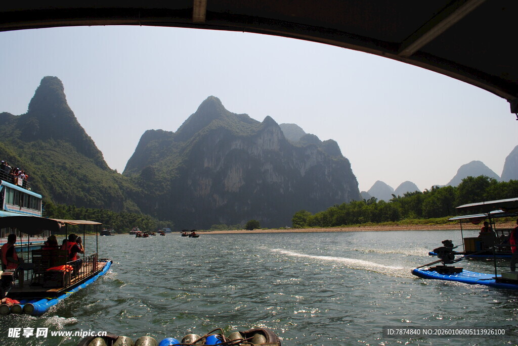 漓江游船赏山水风光