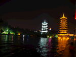 江畔双塔夜景璀璨