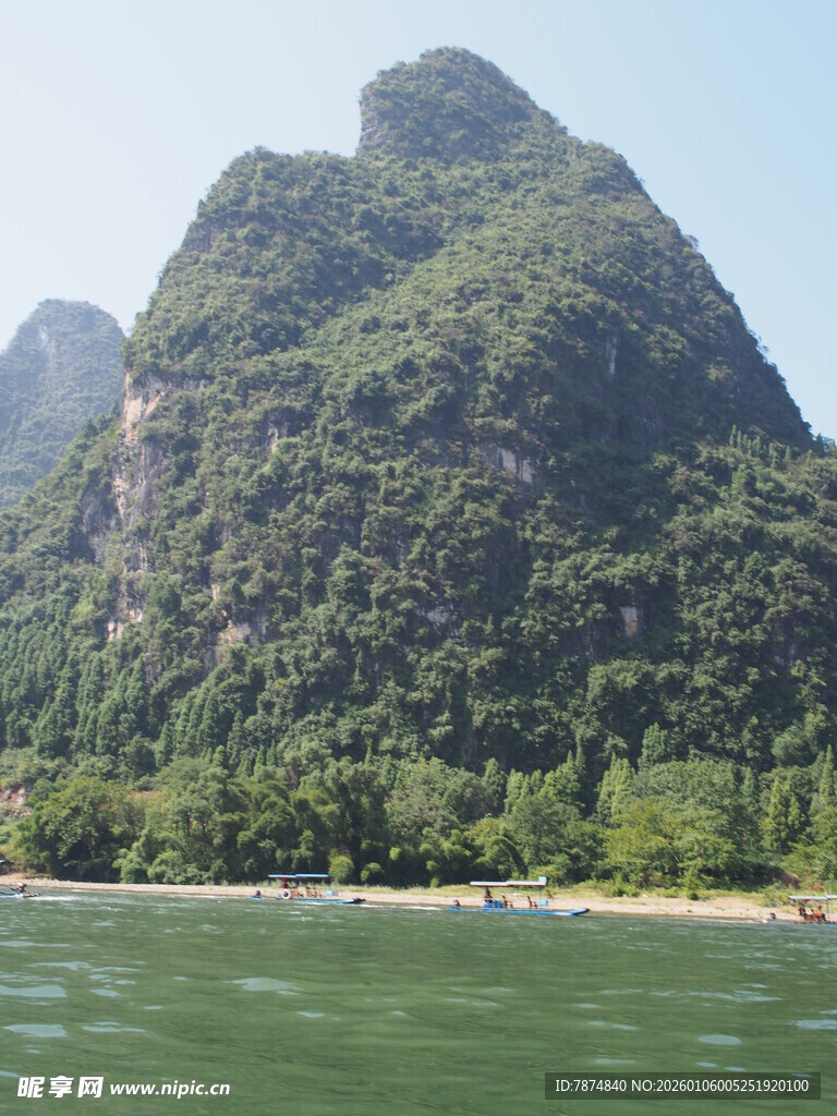 漓江畔的秀丽山峦