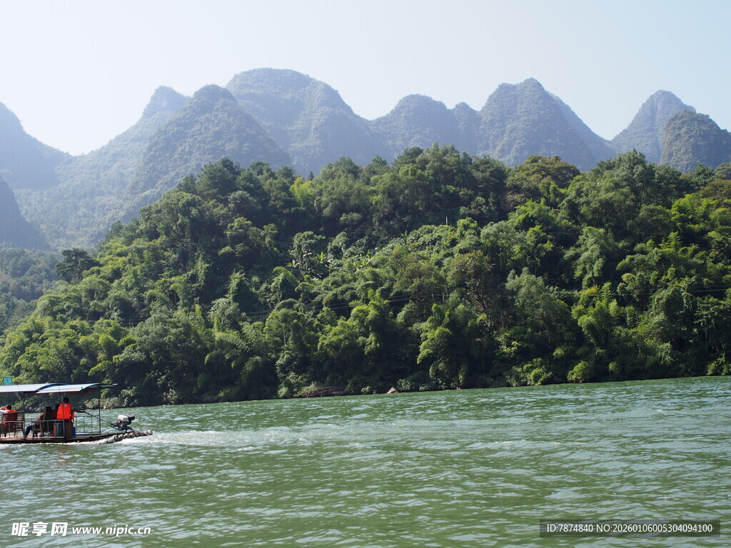 漓江山水间的游船美景