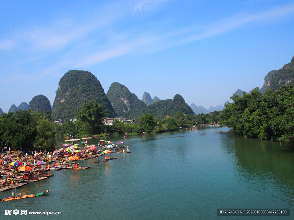 漓江山水间的竹筏风景