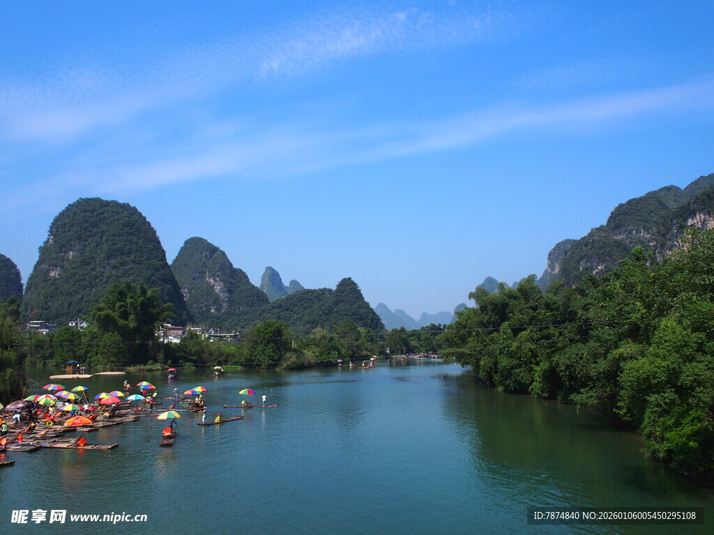 漓江山水间的竹筏美景