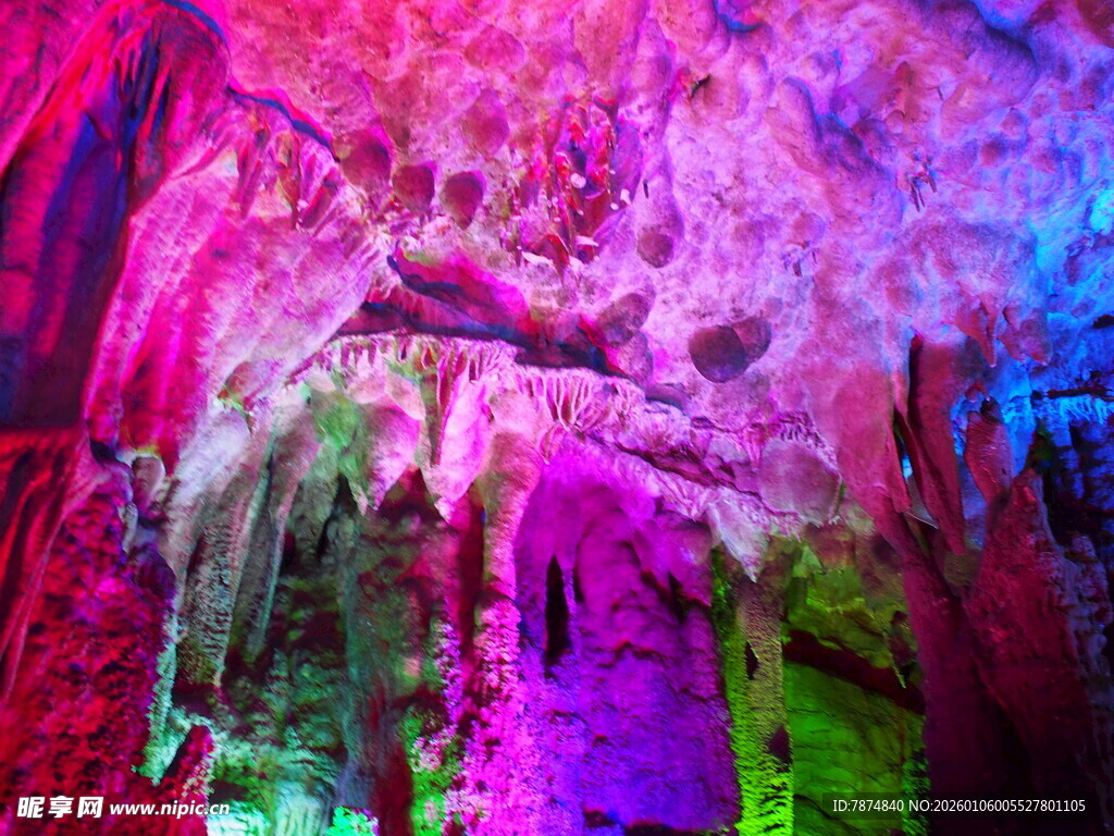 梦幻溶洞景观 色彩斑斓