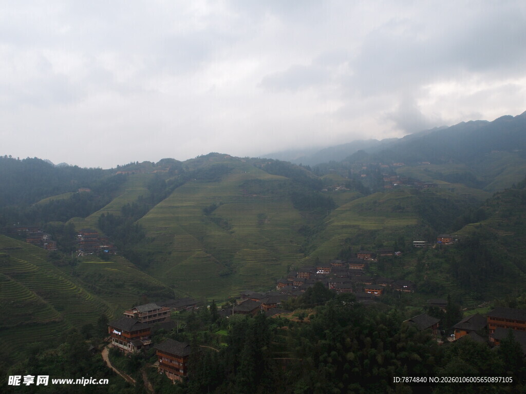 山间云雾缭绕的村落景色