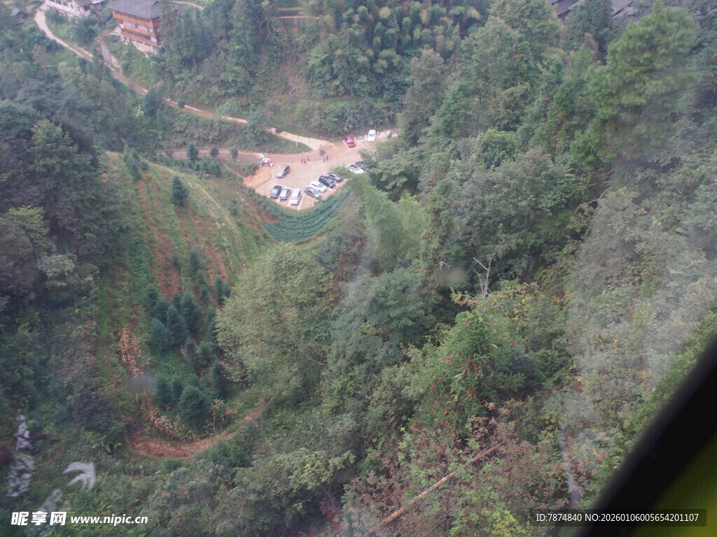 俯瞰山间葱郁植被景观