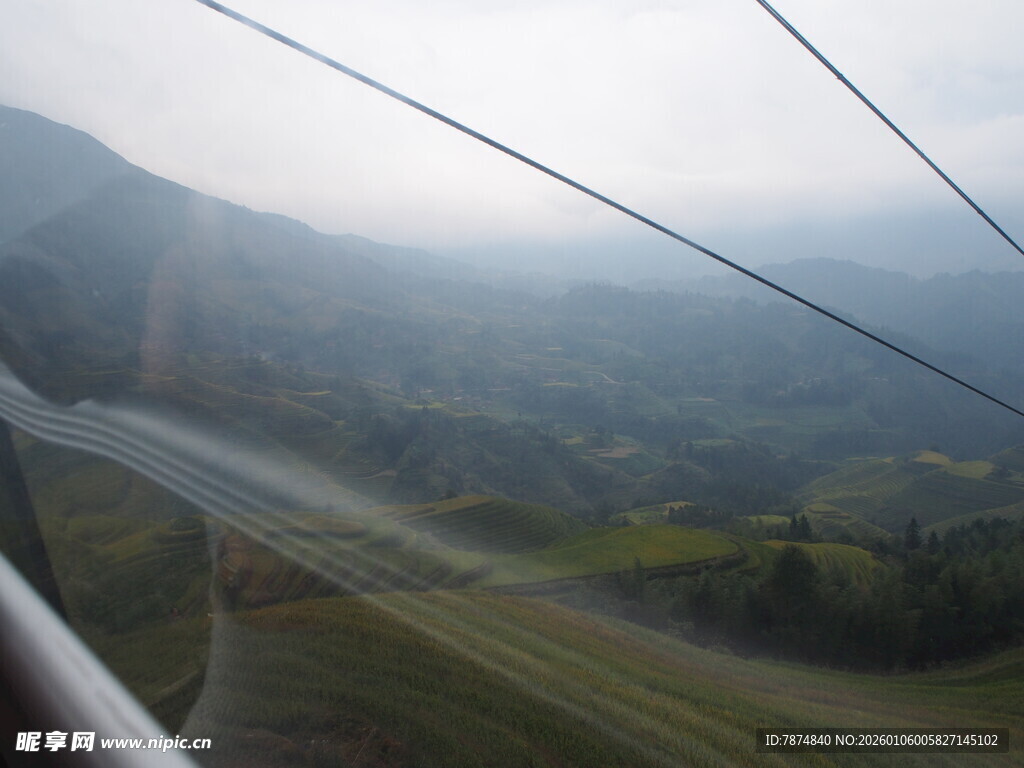 缆车视角下的山间景致