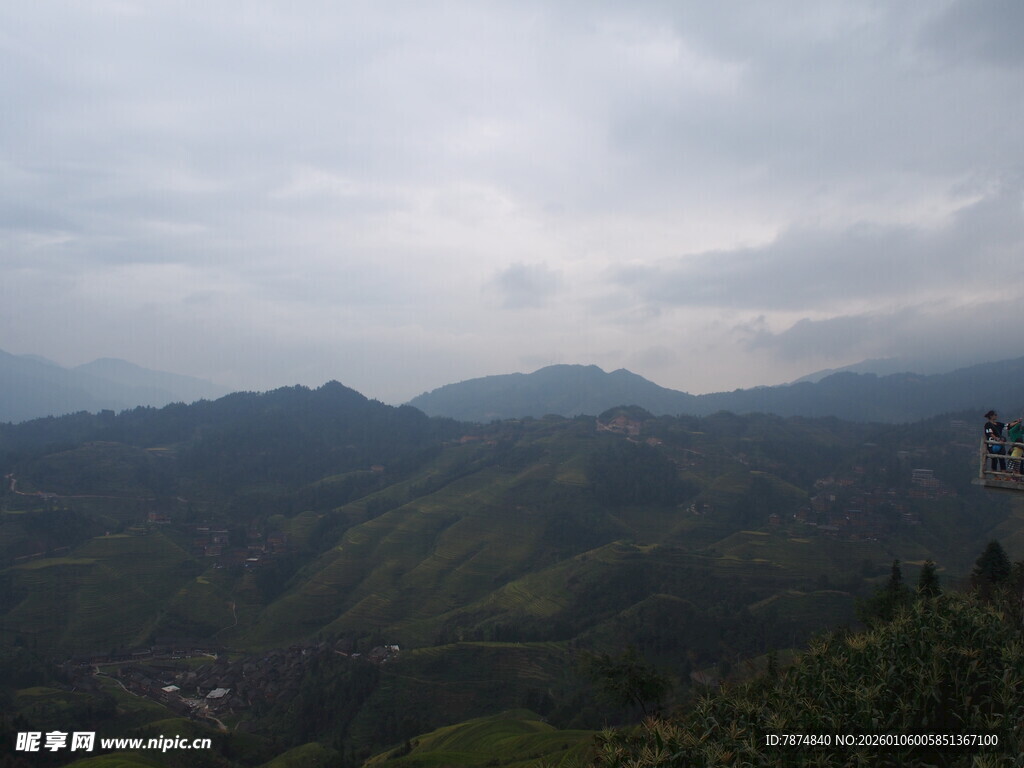 山峦云雾间的自然景致