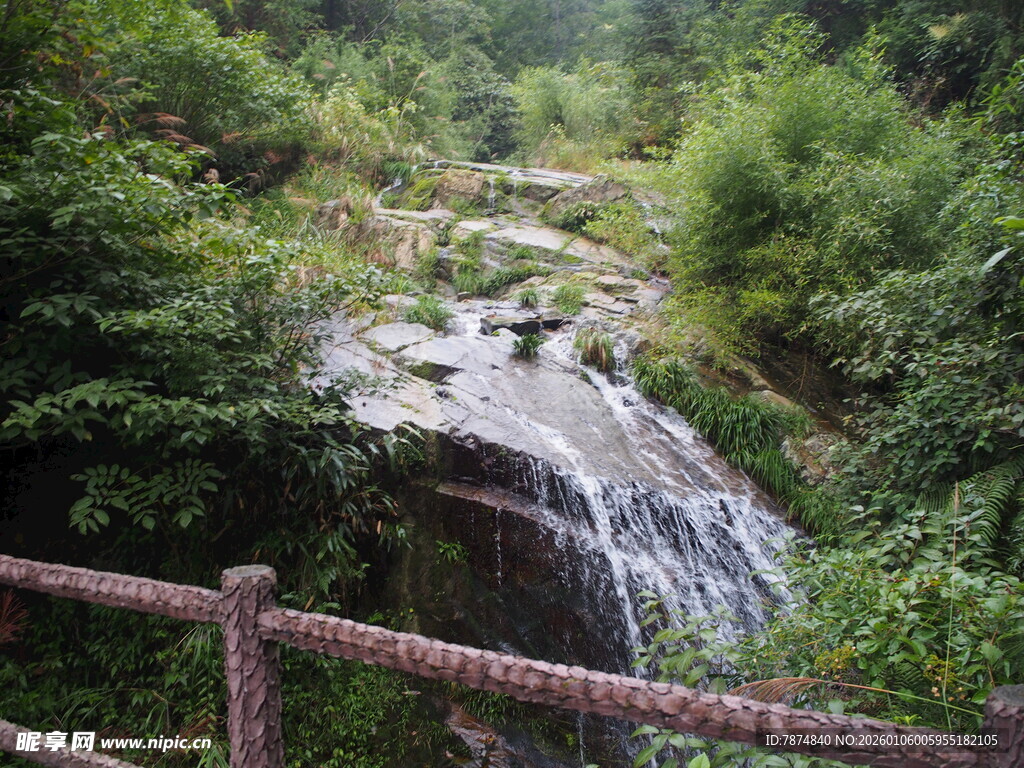 山间瀑布旁的自然景致