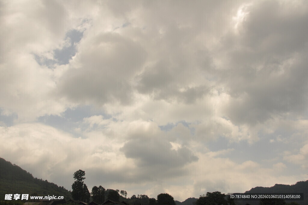 山间多云天空景象