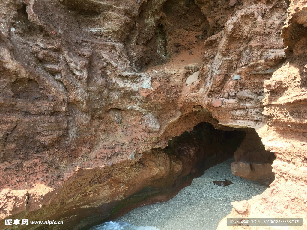 海边岩石洞穴景观