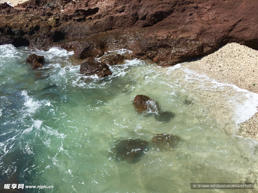 清澈海水与岸边礁石景观