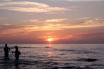 海边日落时的温馨身影