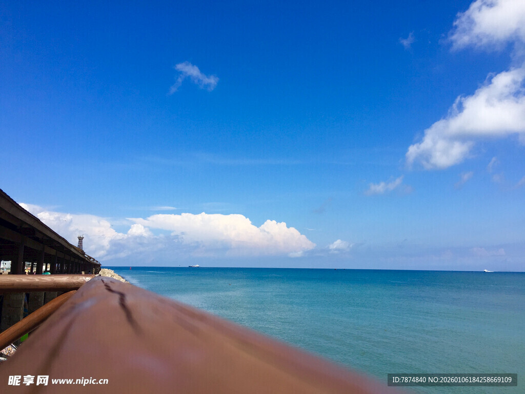 海边美景 漫步沙滩赏蓝天