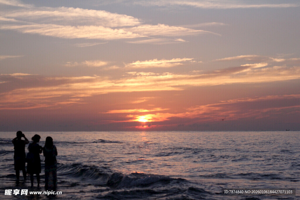 海边日落时的人群剪影