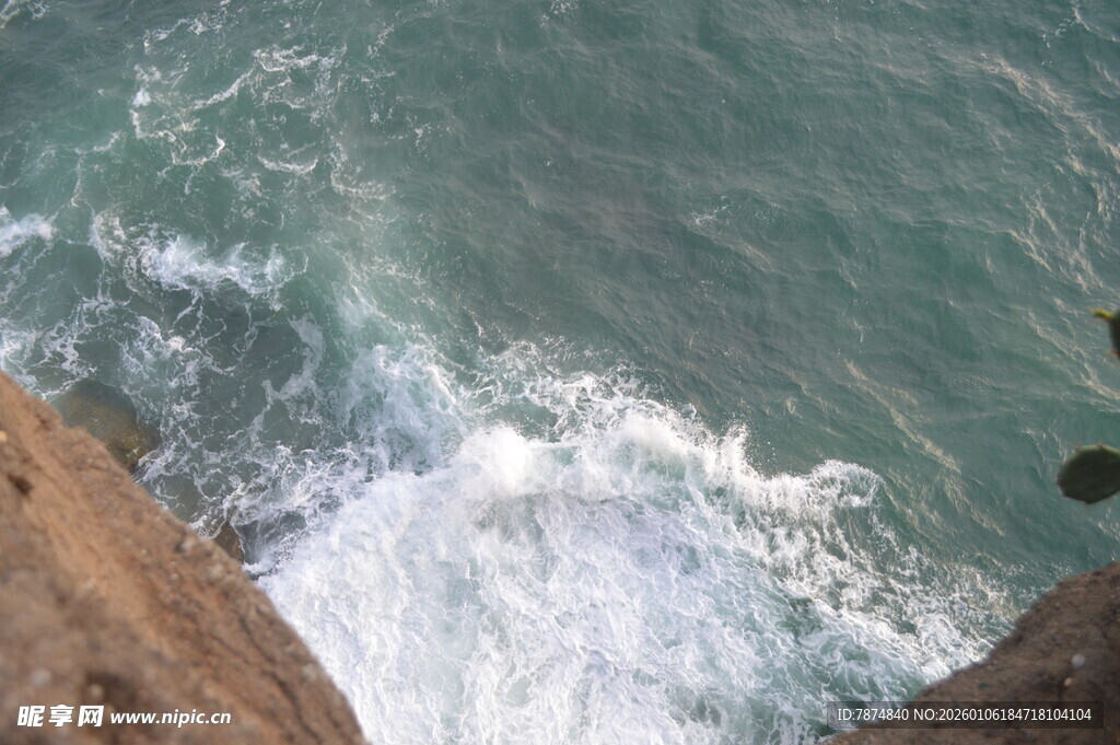 悬崖下的汹涌海浪