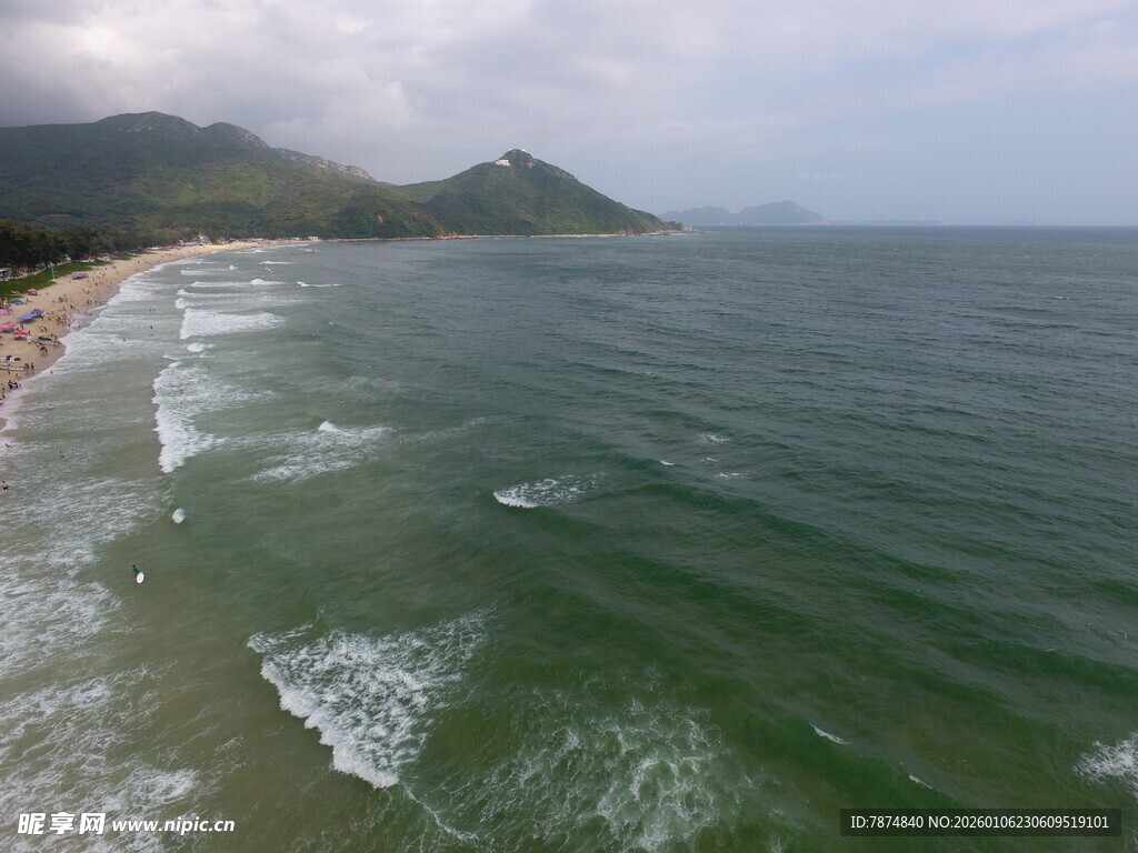 海边风光 海浪轻拍海岸线