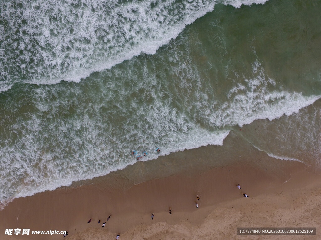 海浪拍岸的沙滩美景