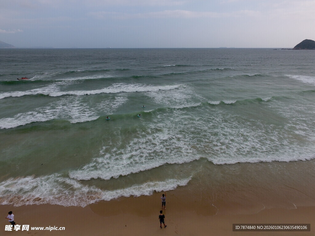 海边漫步 海浪轻拍沙滩