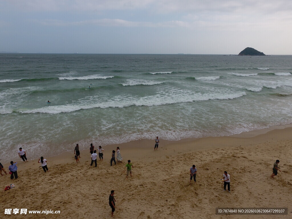 热闹海滩上的欢乐人群