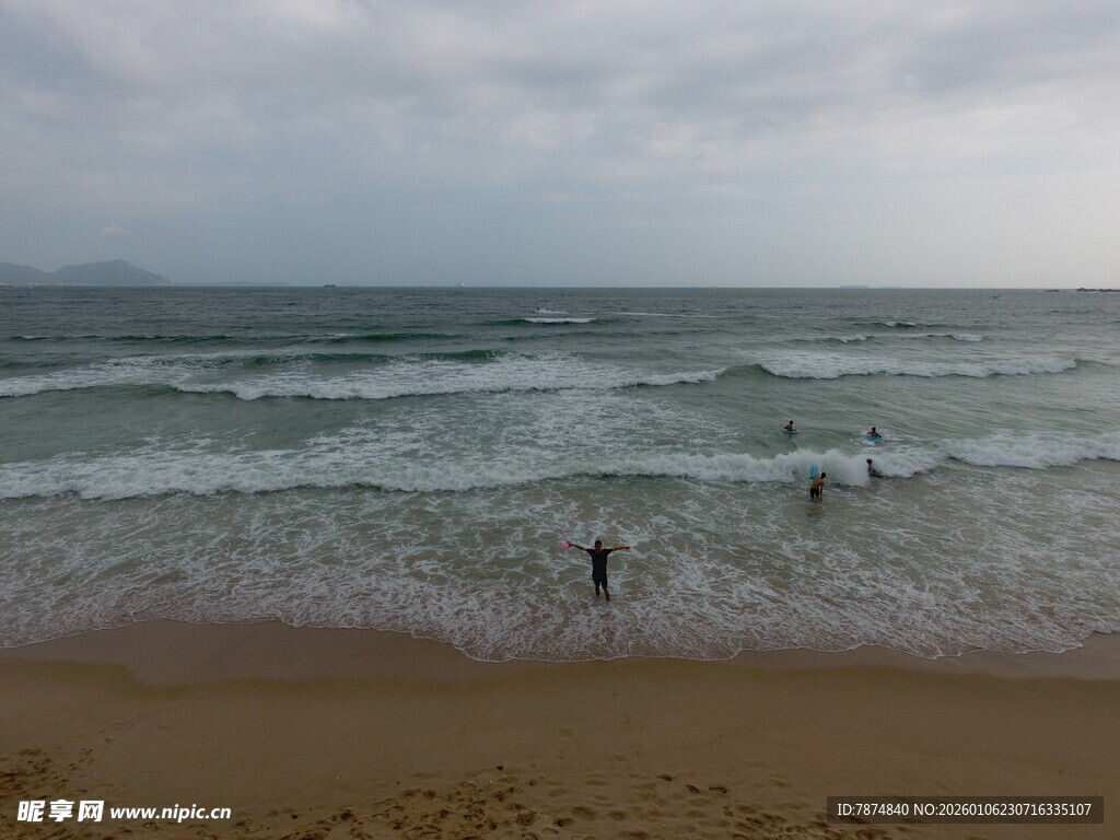 海边沙滩上的踏浪者