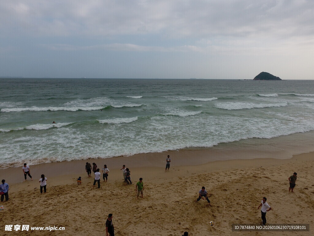 热闹海滩上的欢乐人群