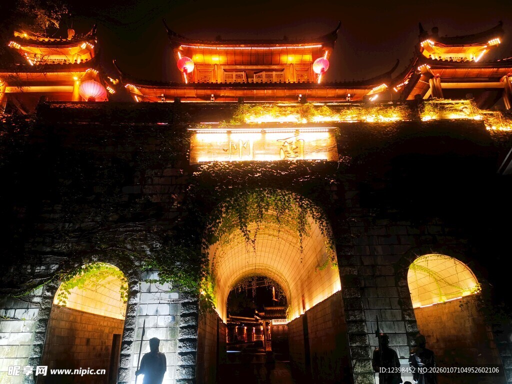 古城夜景下的璀璨古建筑