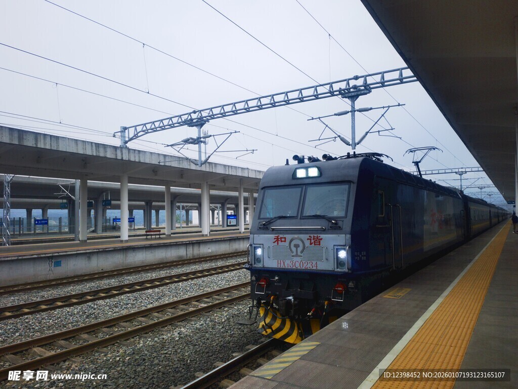 火车站台的蓝色列车