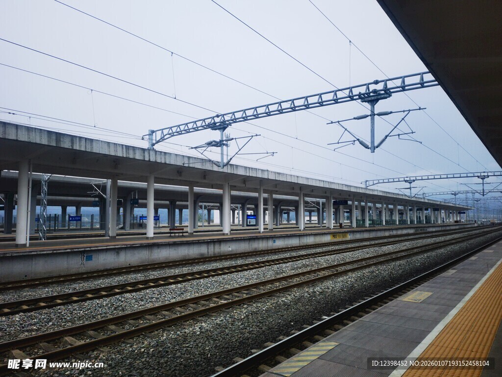 火车站台铁轨场景