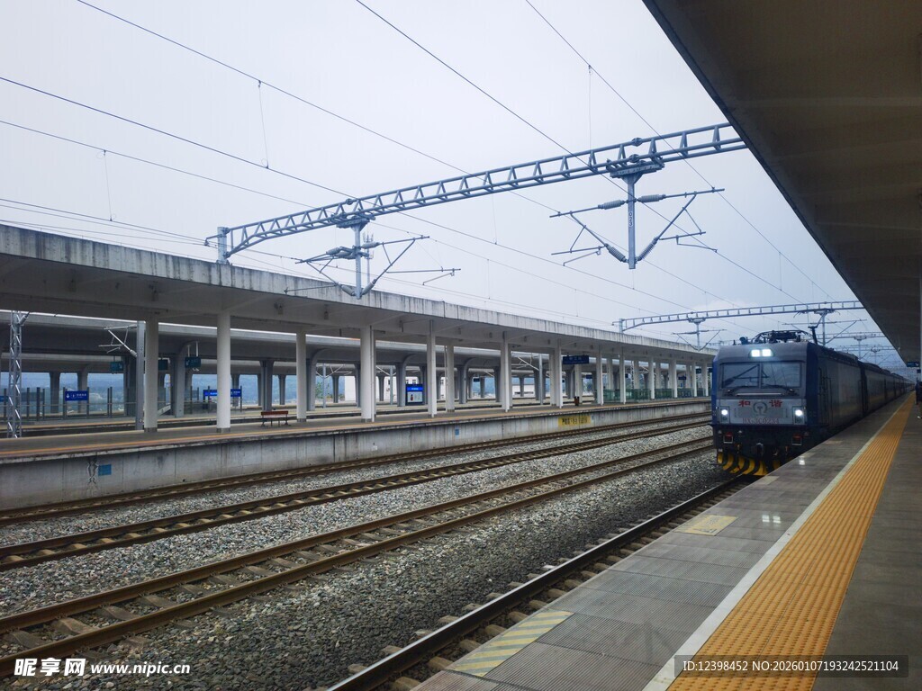 火车站台的列车景象