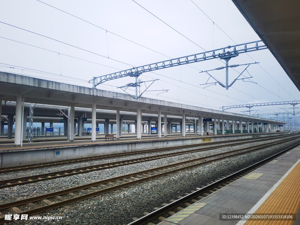 火车站台铁轨场景
