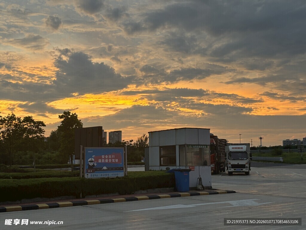 黄昏下的户外建筑场景