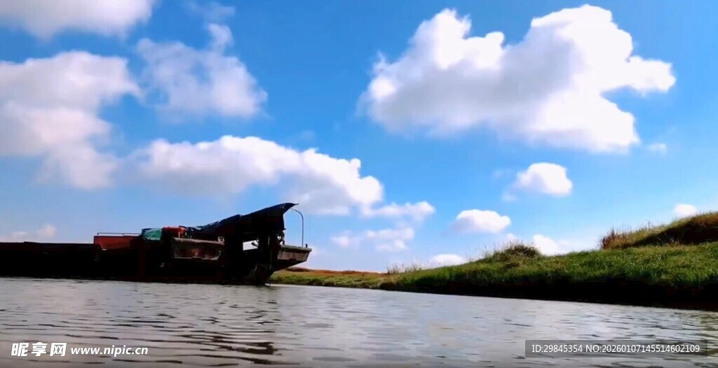 河上船只与蓝天白云风景