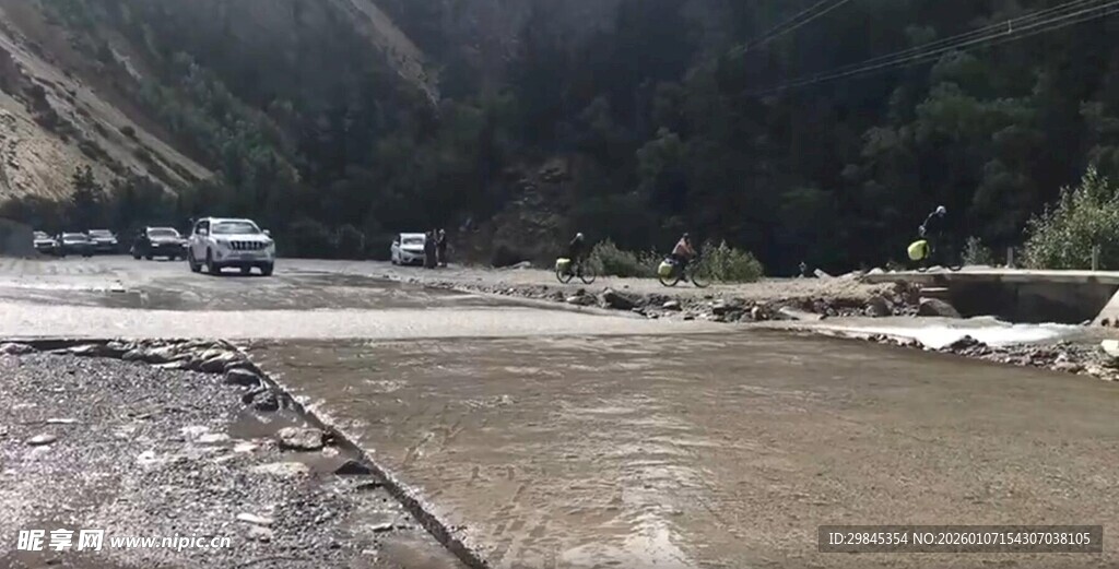 山间湍急河流场景