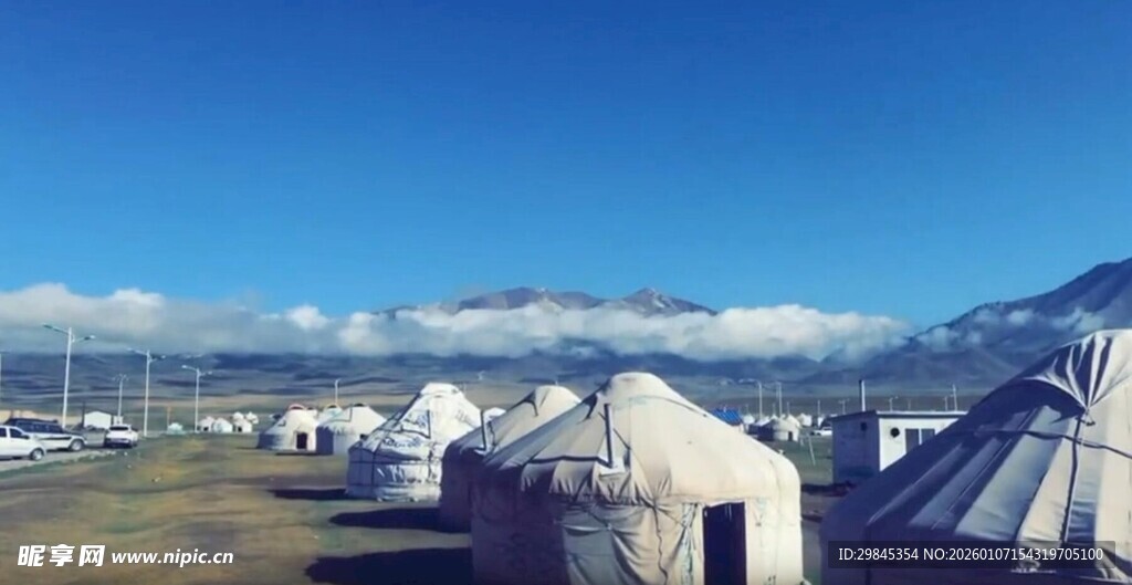 草原上的白色帐篷景观