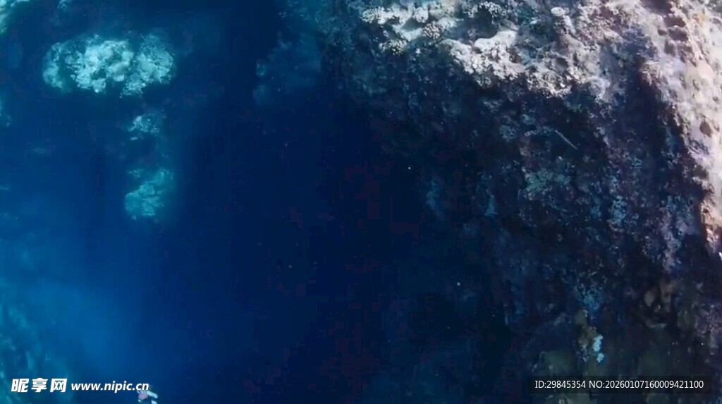 俯瞰蓝色海洋壮丽景观