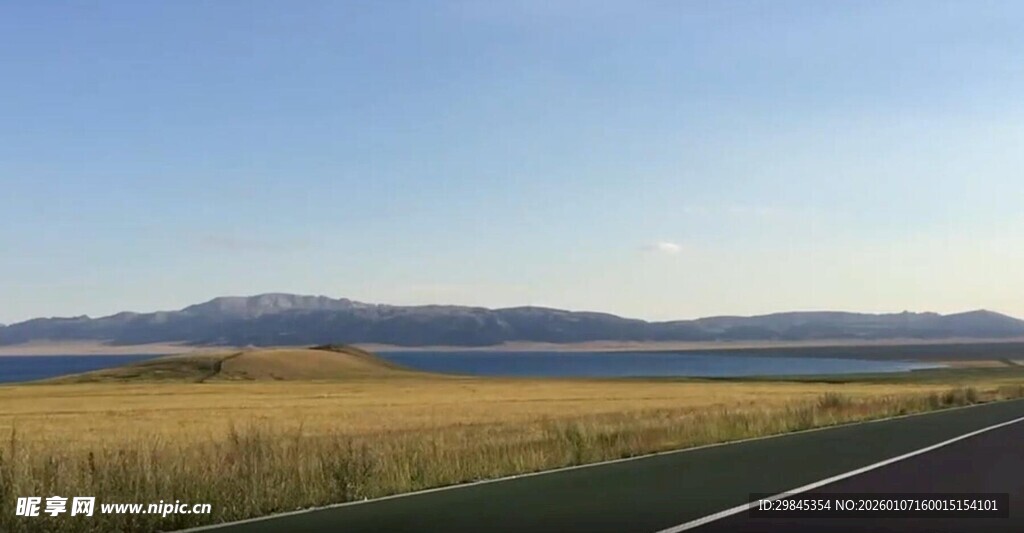 公路旁的广袤原野风光