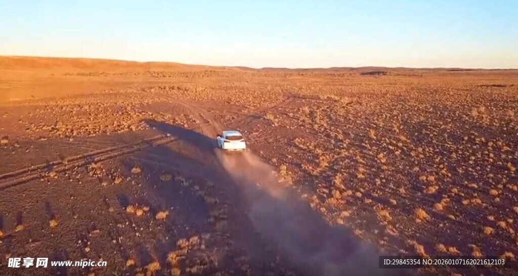 旷野中行驶的孤独车辆