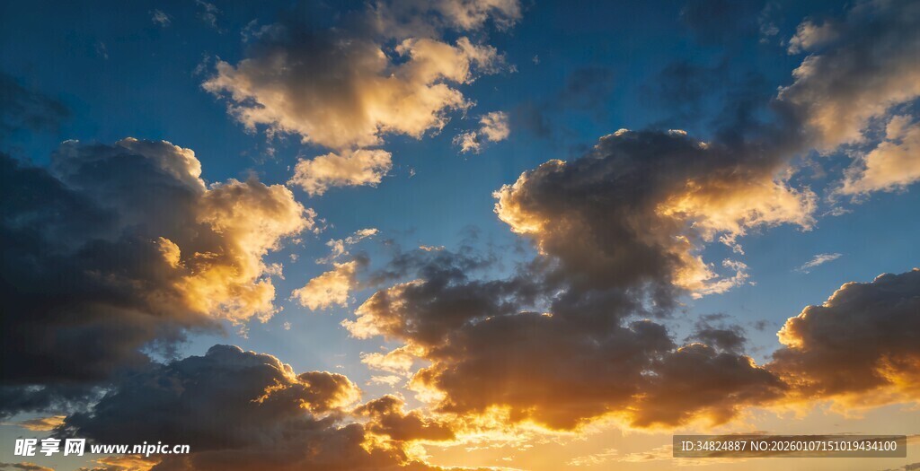 夕阳下的绚丽云海