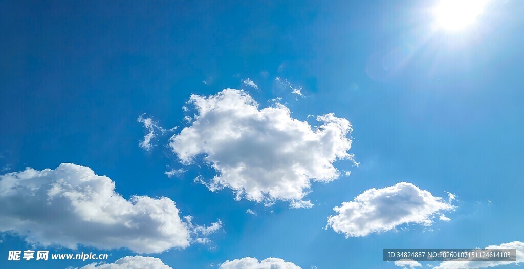 晴朗蓝天中的朵朵白云