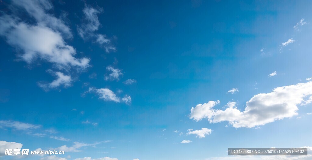晴朗蓝天飘浮洁白云朵