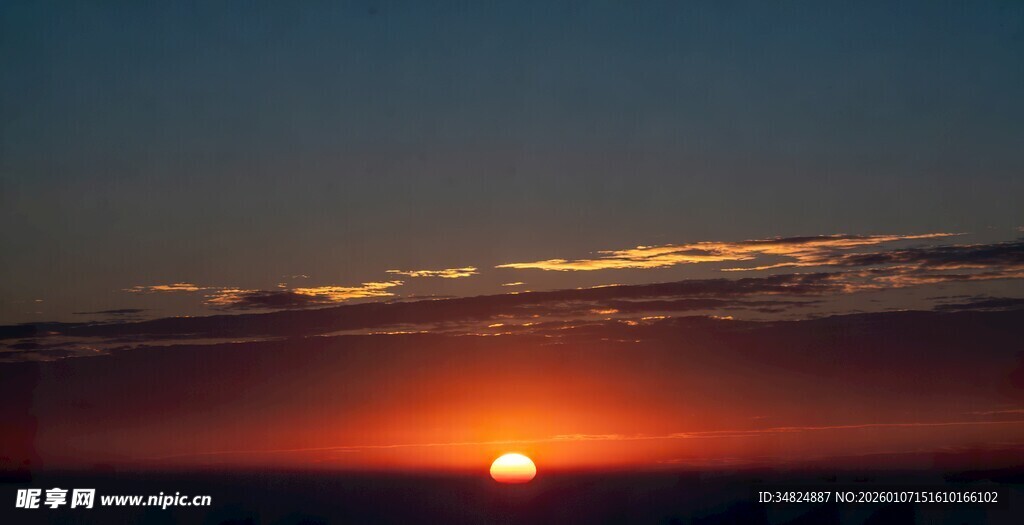 日落时分的壮丽天空
