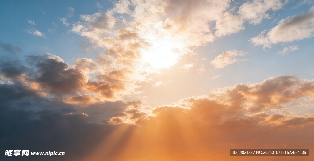 日出时分的绚烂天空