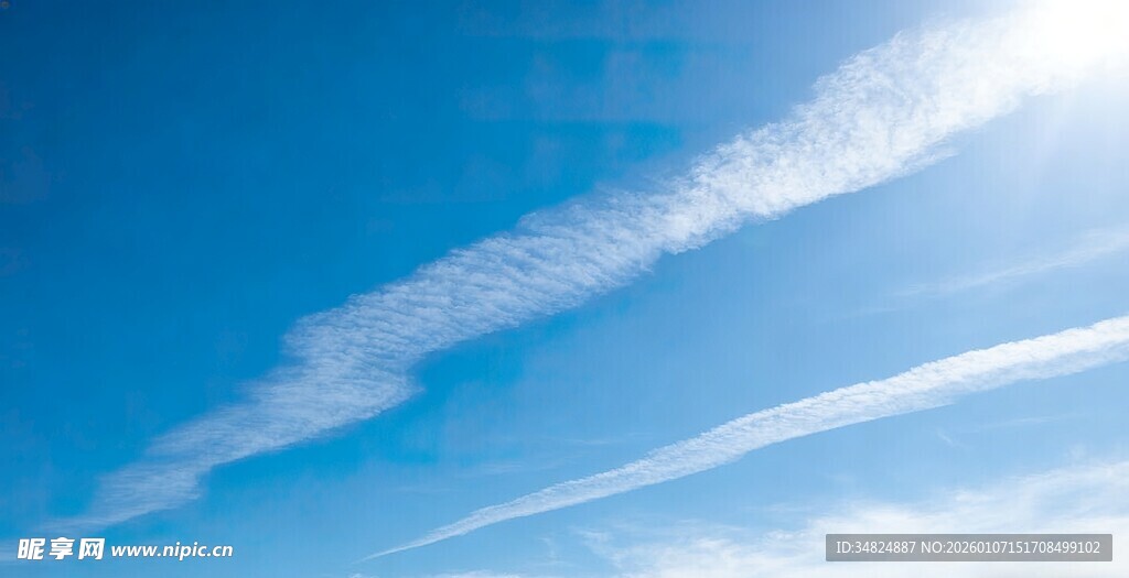 晴朗蓝天飘着细长云彩