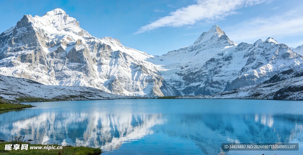 雪山下的静谧蓝湖